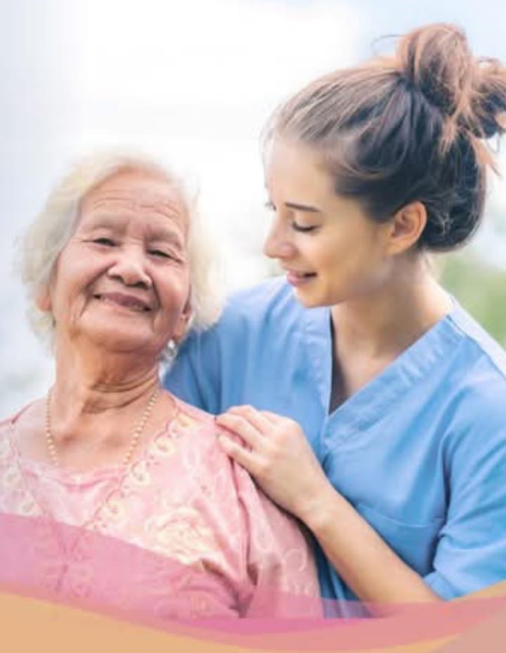 Cuidadora acompañando a una adulta mayor